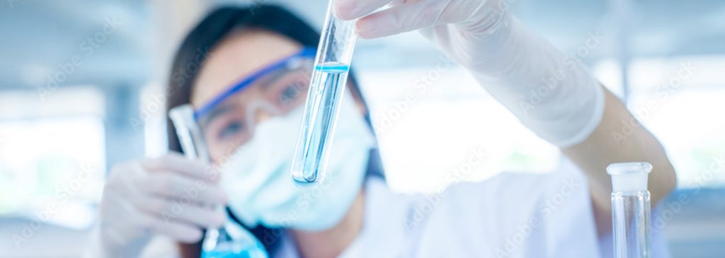 Wissenschaftliche Syntheseanlage zeigt Herstellung organischer Verbindungen verbessern bei GenoSynth GmbH.